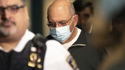 ARCHIVO - Allen Weisselberg, exejecutivo del imperio inmobiliario de Donald Trump, llega a un tribunal en Nueva York, el miércoles 10 de abril de 2024. (AP Foto/Yuki Iwamura, Archivo)