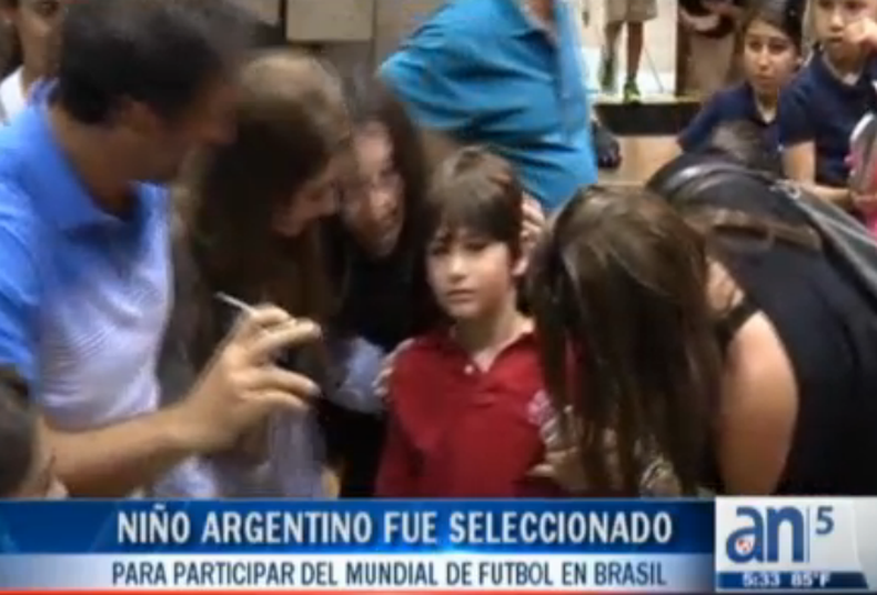 Un niño de 8 años del sur de Florida cumplirá su sueño este martes por la tarde cuando se entere de que ha sido seleccionado como uno de los escoltas de los jugadores en el Mundial 2014 que se realizará en Brasil.