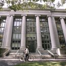 ARCHIVO - Un ciclista camina junto al Langdell Hall, la biblioteca de derecho de Harvard, en la facultad de derecho de la Universidad de Harvard, el 1 de agosto de 2005, en Cambridge, Massachusetts. (AP Foto/Charles Krupa, archivo)