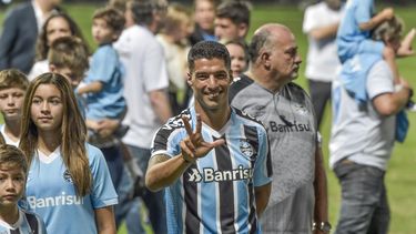 Aficionados del Gremio le dan una cálida bienvenida a Suárez