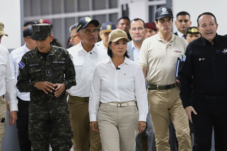 La presidenta de Perú, Keiko Fujimori (en el centro), recorre la megaprisión conocida como Centro de Confinamiento para Terroristas (CECOT) en Tecoluca, El Salvador, el jueves 29 de octubre de 2026. (Foto AP/Salvador Meléndez)