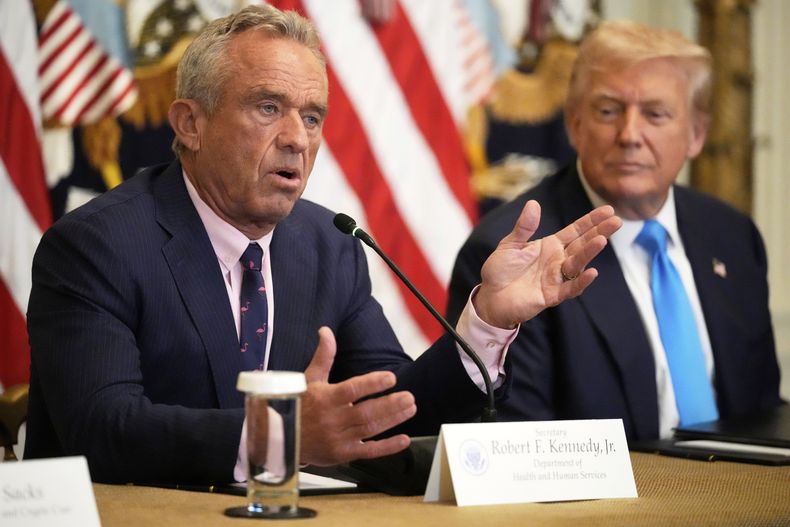 El secretario de Salud y Servicios Humanos, Robert F. Kennedy Jr., habla mientras el presidente Donald Trump lo escucha en un evento para promover su propuesta de mejorar el acceso de los estadounidenses a registros médicos, en el Salón Este de la Casa Blanca, el miércoles 30 de julio de 2025, en Washington. (AP Foto/Mark Schiefelbein)