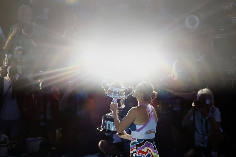 La bielorrusa Aryna Sabalenka besa el trofeo tras coronarse en el Abierto de Australia el sábado 28 de enero de 2023 (AP Foto/Asanka Brendon Ratnayake)