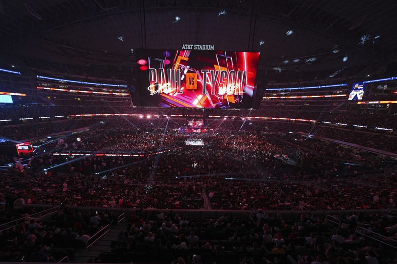 Aficionados abarrotan el Estadio AT&T antes de que comience el combate entre Jake Paul y Mike Tyson el viernes 15 de noviembre del 2024. (AP Foto/Julio Cortez)