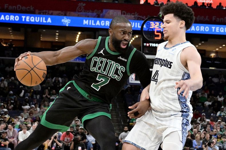 Jaylen Brown (7), de los Celtics de Boston, lleva el balón frente a Walter Clayton Jr. (4), de los Grizzlies de Memphis, en la segunda mitad del juego de baloncesto de la NBA, el viernes 20 de marzo de 2026, en Memphis, Tennessee. (AP Foto/Brandon Dill)