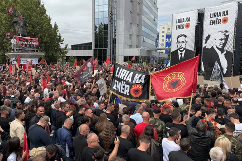 Personas se manifiestan en Pristina, Kosovo, el sábado 12 de septiembre de 2026, en apoyo al expresidente Hashim Thaci y a los otros acusados —excomandantes del Ejército de Liberación de Kosovo (ELK)—, en vísperas de que se anuncien los veredictos la próxima semana en un tribunal con sede en los Países Bajos que los juzgó por presuntos crímenes de guerra cometidos durante el conflicto separatista contra Serbia de 1998-1999. (Foto AP/Zana Cimili)