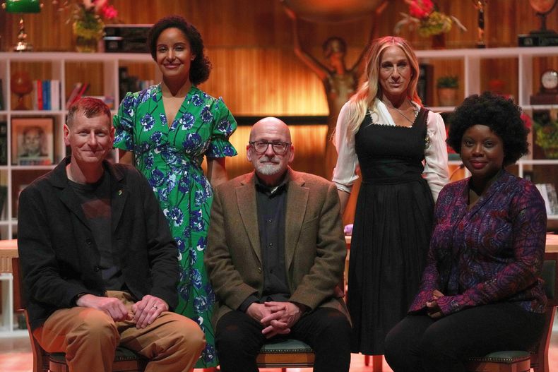 ARCHIVO - Los jueces del Premio Booker 2025, de izquierda a derecha, el escritor Chris Power, la autora Kiley Reid, el ganador del Premio Booker de 1993, Roddy Doyle, la actriz Sarah Jessica Parker y el novelista Ayobami Adebayo, preseleccionado para el Premio Booker, posan para una foto durante el evento de anuncio de la lista de finalistas del Premio Booker 2025, celebrado en el Southbank Centre, en Londres, el 23 de septiembre de 2025. (Foto AP/Joanna Chan, archivo)