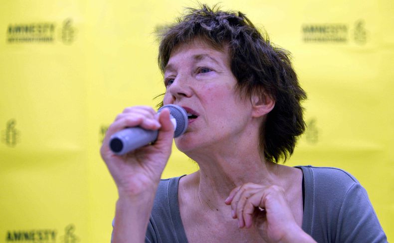 ARCHIVO - La actriz y cantante británica Jane Birkin, partidaria desde hace mucho tiempo del movimiento prodemocracia de Myanmar, habla con la prensa tras una mesa redonda sobre la situación en Myanmar y la líder del movimiento prodemocracia Aung San Suu Kyi con miembros de Amnistía Internacional en Tokio, el 15 de septiembre de 2009. (Foto AP/Junji Kurokawa), archivo)