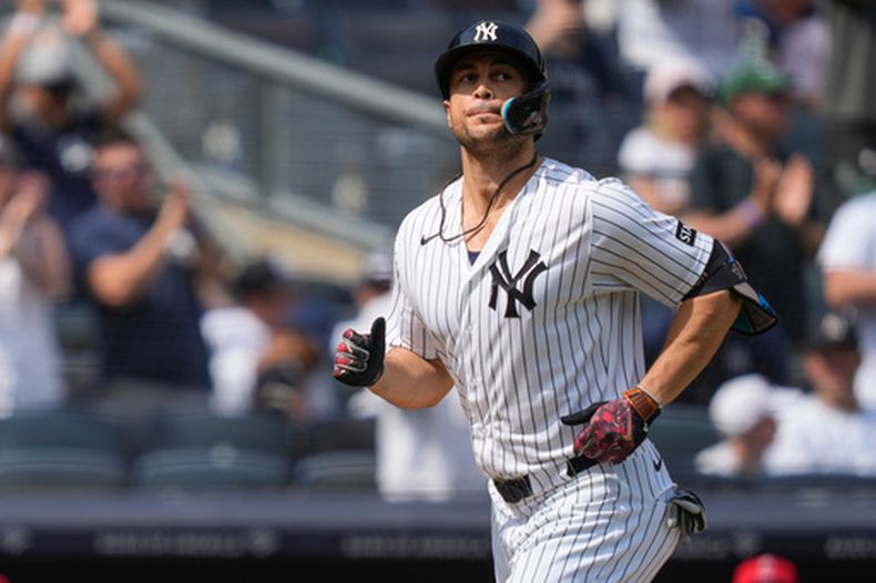 Giancarlo Stanton (27), bateador designado de los Yankees de Nueva York, corre al plato después de pegar un jonrón de dos carreras durante la tercera entrada del juego de béisbol de Grandes Ligas contra los Angelinos de Los Ángeles, el jueves 16 de abril de 2026, en New York. (AP Foto/Yuki Iwamura)