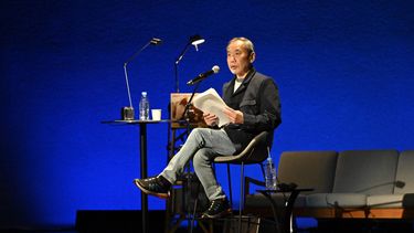 El autor japonés Haruki Murakami asiste a un evento de lectura en Tokio, el viernes 1 de marzo de 2024. (Foto, Casa Internacional de Literatura de Waseda/Authors Alive! Edición especial Haruki Murakami x Mieko Kawakami, vía AP)