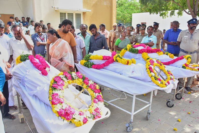 Familiares buscan a sus familiares fallecidos en una estampida durante un mitin para un popular actor y político indio, en un hospital, en Karur, India, el domingo 28 de septiembre de 2025. (AP Foto)