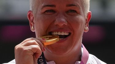 Campeona olímpica Wlodarczyk se lesiona tras impedir robo