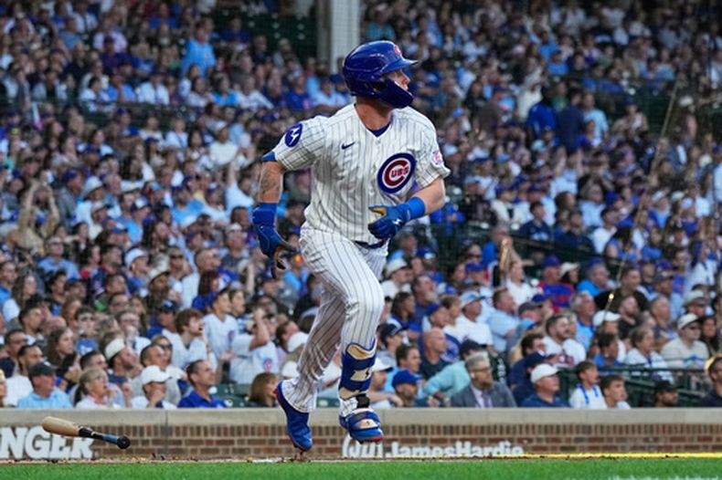 Pete Crow-Armstrong, de los Cachorros de Chicago, observa el jonrón solitario que bateó durante la primera entrada del juego de béisbol de Grandes Ligas contra los Rockies de Colorado, el lunes 15 de junio de 2026, en Chicago. (AP Foto/Nam Y. Huh)