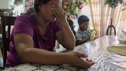 María solloza al relatar el miedo y la ansiedad que siente por sus hijos, incluyendo a Juan, de 4 años, si la detienen los agentes del ICE, el miércoles 18 de junio de 2025, dentro de su casa en el condado de Hidalgo, Texas. (AP Foto/Jacquelyn Martin)