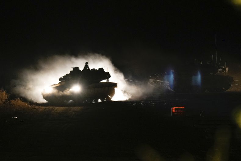 Un tanque israelí avanza en el norte de Israel el lunes 30 de septiembre de 2024, cerca de la frontera con Líbano. (AP Foto/Baz Ratner)
