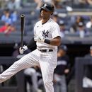 ARCHIVO - Aaron Hicks, de los Yanquis de Nueva York, se lamenta tras poncharse en un juego ante los Mellizos de Minnesota, el 16 de abril de 2023 (AP Foto/John Minchillo, archivo)