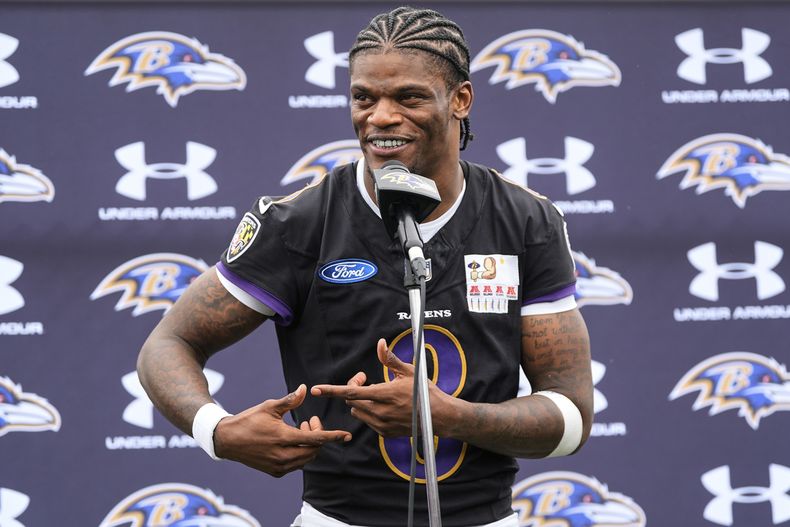 El quarterback de los Ravens de Baltimore, Lamar Jackson (8), habla con los medios después de una práctica de fútbol americano de la NFL, el martes 17 de junio de 2025, en el Centro de Rendimiento Under Armour en Owings Mills, Maryland. (Foto AP/Stephanie Scarbrough)