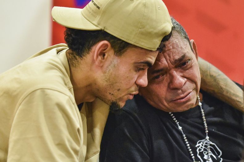 Esta foto difundida por la Federación Colombiana de Fútbol muestra al jugador Luis Díaz, del club inglés Liverpool, a la izquierda, reunido con su padre Luis Manuel Díaz, días después de que su padre fuera liberado por sus secuestradores, en Barranquilla, Colombia, el martes 14 de noviembre de 2023. El padre del futbolista fue secuestrado en el norte de Colombia por un grupo perteneciente a la guerrilla del Ejército de Liberación Nacional a finales de octubre y fue liberado la semana pasada. (Federación Colombiana de Fútbol vía AP)
