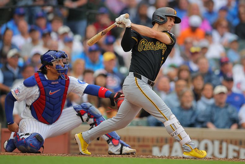 Brandon Lowe, derecha, de los Piratas de Pittsburgh, observa su sencillo productor de dos carreras durante la sexta entrada del juego de béisbol de Grandes Ligas contra los Cachorros de Chicago, el domingo 13 de septiembre de 2026, en Chicago. (AP Foto/Melissa Tamez)