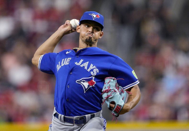 ARCHIVO - Jordan Hicks, relevista de los Azulejos de Toronto, lanza durante el juego de béisbol en contra de los Rojos de Cincinnati, el 18 de agosto de 2023. El agente libre llegó a un acuerdo con los Gigantes de San Francisco por cuatro años y 44 millones de dólares, dijo una persona con conocimiento directo de la negociación a The Associated Press el viernes 12 de enero de 2024. (AP Foto/Jeff Dean, Archivo)