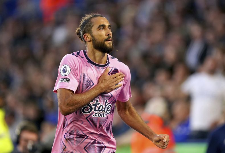 Dominic Calvert-Lewin celebra tras anotar un gol para Everton en el empate 2-2 contra Leicester en la Liga Premier, el lunes 1 de mayo de 2023. (Mike Egerton/PA vía AP)