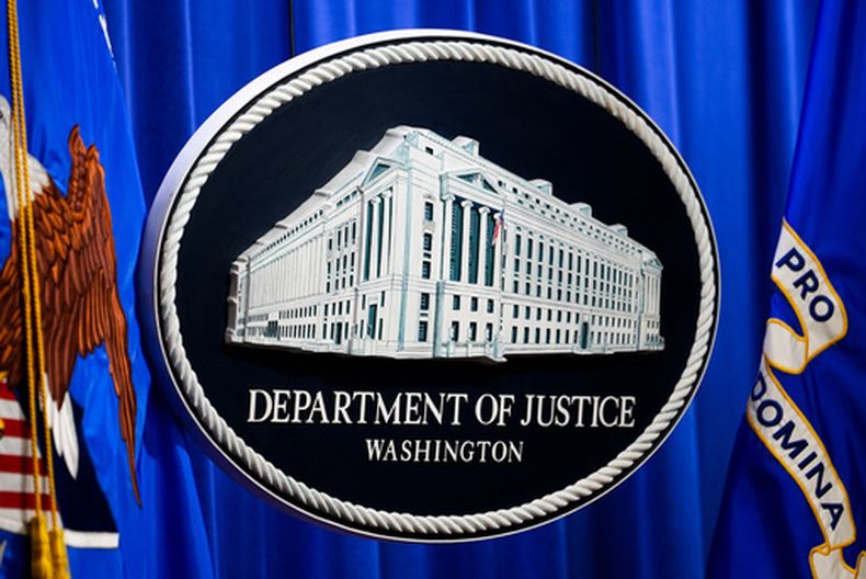El logotipo del Departamento de Justicia de Estados Unidos antes de una conferencia de prensa, el lunes 4 de mayo de 2026, en Washington. (AP Foto/Julia Demaree Nikhinson)