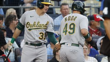 JJ Bleday, de los Atléticos de Oakland, felicita a Ryan Noda, quien anotó ante los Reales de Kansas City el sábado 6 de mayo de 2023 (AP Foto/Colin E. Braley)