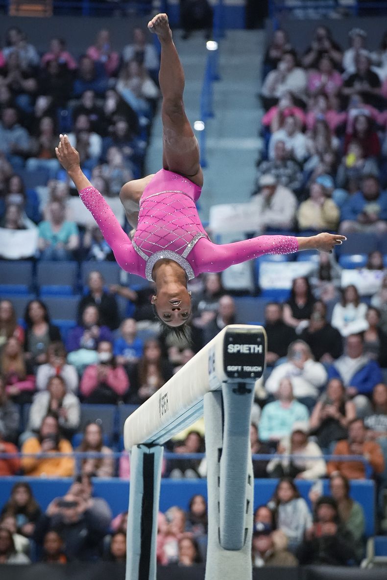 Simone Biles compite en la viga de equilibrio durante el U.S. Classic, el sábado 18 de mayo de 2024, en Hartford, Connecticut (AP Foto/Bryan Woolston)