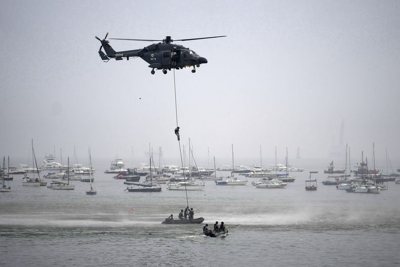 ARCHIVO - Personal de la Armada India muestra sus habilidades en las celebraciones del Día Naval en Mumbai, India, el 4 de diciembre de 2024. (AP Foto/Rafiq Maqbool, Archivo)