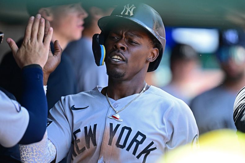 Jazz Chisholm Jr. de los Yankees de Nueva York es felicitado en el dugout por sus compañeros tras anotar en un error del segunda base de los Guardianes de Cleveland Travis Bazzana en el encuentro del miércoles 10 de junio del 2026. (AP Foto/David Dermer)