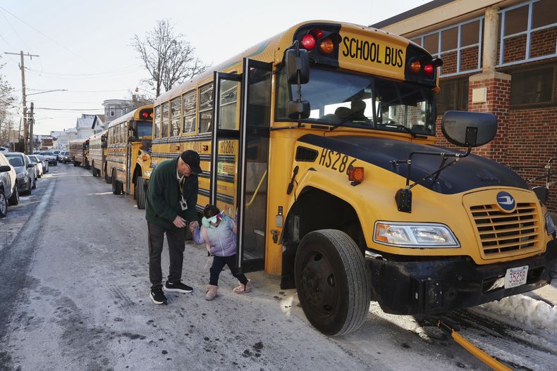 Un estudiante llega a la escuela el 21 de enero de 2025, en East Boston, Boston. (AP Foto/Michael Dwyer)