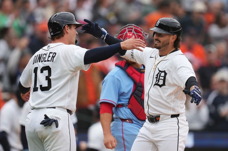 Zach McKinstry de los Tigres de Detroit celebra su jonrón de dos carreras con su compañero Dillon Dingler en la cuarta entrada del duelo ante Cardenales de San Luis el sábado 4 de abril del 2026. (AP Foto/Paul Sancya)