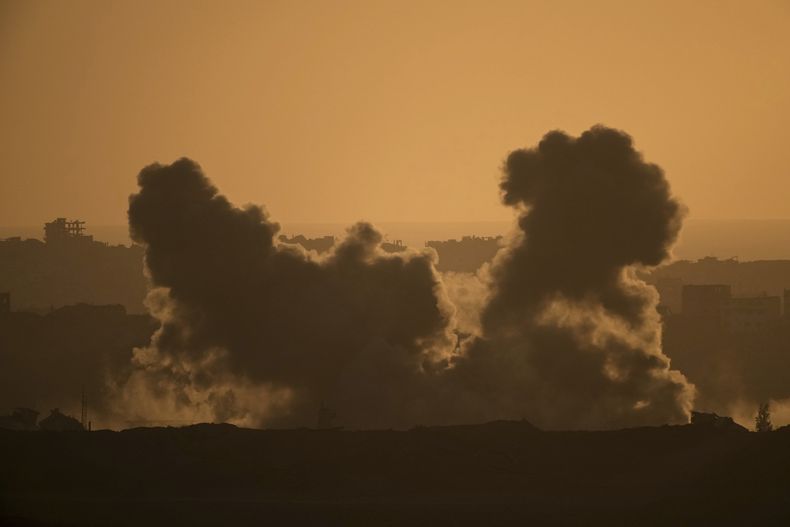 Una columna de humo se eleva al cielo desde el lugar alcanzado por un bombardeo israelí en el norte de Gaza, visto desde el sur de Israel, el 8 de julio de 2025. (AP Foto/Leo Correa)