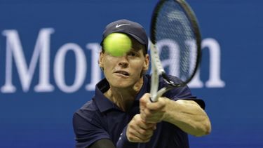 El italiano Jannik Sinner hace una devolución a su compatriota Lorenzo Musetti en los cuartos de final del US Open, el miércoles 3 de septiembre de 2025 (AP Foto/Adam Hunger)