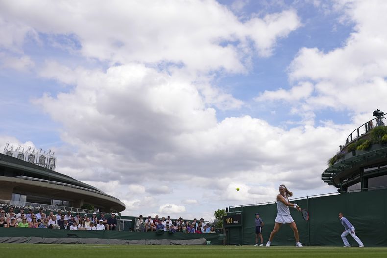 Marie Bouzkova, de República Checa, devuelve de revés frente a Anett Kontaveit, de estonia, en partido de individuales de la rama femenil en el Día 4 de actividad en el torneo de Wimbledon, en Londres, el jueves 6 de julio de 2023. (AP Foto/Alberto Pezzali)