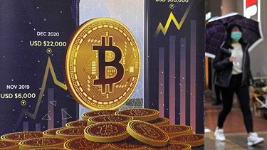 Un aviso publicitario de Bitcoin en Hong Kong, el 17 de febrero de 2022. (Foto AP /Kin Cheung)