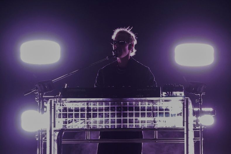 ARCHIVO - Tyrone Lindqvist de la banda australiana Rufus Du Sol durante su presentación en la 25ª edición del festival de música Vive Latino en la Ciudad de México, el domingo 16 de marzo de 2025. (Foto AP/Aurea Del Rosario, archivo)