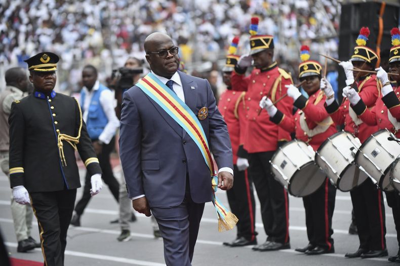 El presidente de la República Democrática del Congo, Felix Tshisekedi, examina una guardia de honor durante su ceremonia de juramento para un segundo mandato en Kinsasa, República Democrática del Congo, el sábado 20 de enero de 2024. (AP Foto/Guylain Kipoke )