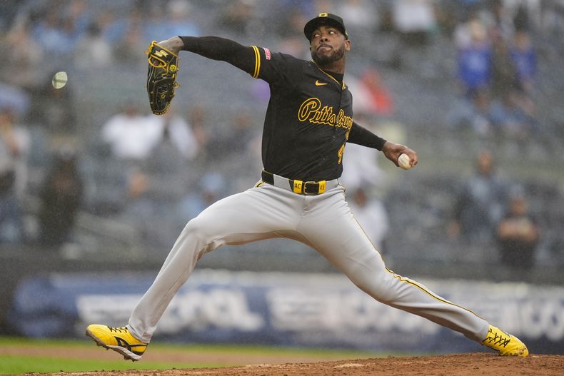 ARCHIVO - Aroldis Chapman de los Piratas de Pittsburgh lanza ante los Yankees de Nueva York, el 28 de septiembre de 2024, en Nueva York. (AP Foto/Frank Franklin II)