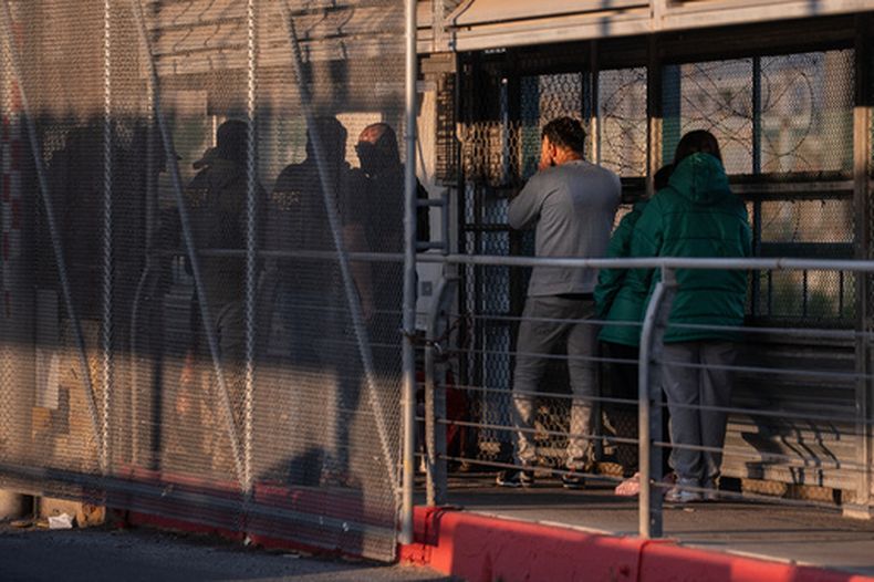 ARCHIVO – Un grupo de inmigrantes indocumentados es deportado por agentes del Servicio de Inmigración y Control de Aduanas (ICE, por sus siglas en inglés) en el puente internacional McAllen–Hidalgo–Reynosa en McAllen, Texas, el 13 de marzo de 2026. (AP Foto/Felix Marquez, Archivo)