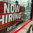 Un anuncio de empleo es exhibido en una tienda minorista en Wheeling, Illinois, el domingo 24 de septiembre de 2023. (AP Foto/Nam Y. Huh)
