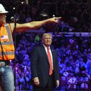 El presidente electo Donald Trump baila con The Village People en un mitin previo a la 60a toma de posesión presidencial, el domingo 19 de enero de 2025, en Washington. (Foto AP/Evan Vucci)