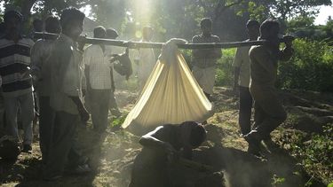 americateve | ARCHIVO - En esta foto de archivo del 17 de julio de 2004, parientes cargan el cuerpo de un ni&ntilde;o que muri&oacute; en un incendio que arras&oacute; una escuela primaria en Kumbakonam, India. Una corte conden&oacute; el mi&eacute;rcoles 30 de julio d