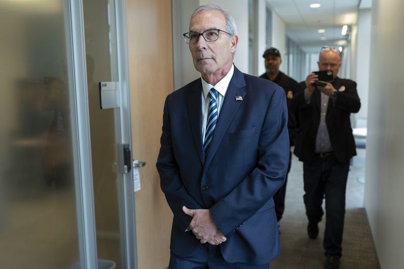 David Weiss, el fiscal que dirige la investigación sobre Hunter Biden, llega al Congreso en Washington el 7 de noviembre de 2023. . (Foto AP /Jose Luis Magana)