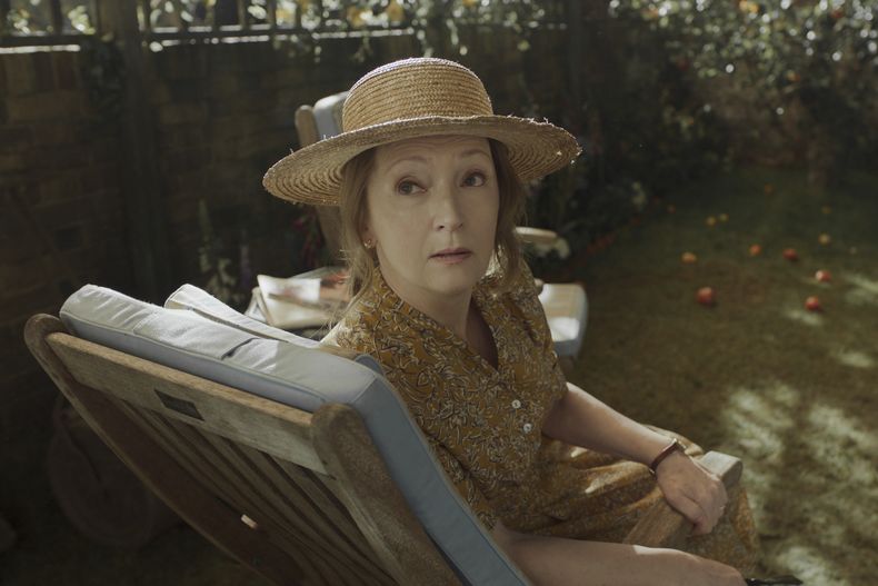 Esta imagen publicada por Apple TV+ muestra a Lesley Manville en una escena de Disclaimer. (Apple TV+ via AP)