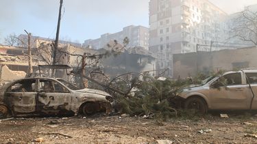 Automóviles calcinados frente a un edificio residencial que resultó gravemente dañado en un ataque ruso, el miércoles 19 de noviembre de 2025, en Ternópil, Ucrania. (AP Foto/Vlad Kravchuk)