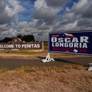 Carteles de campaña a lo largo de la Ruta 83 de EEUU, el jueves 17 de septiembre de 2026, en Peñitas, Texas. (AP Foto/Julia Demaree Nikhinson)