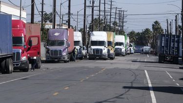 Camiones de carga congestionan vecindario de Los Ángeles