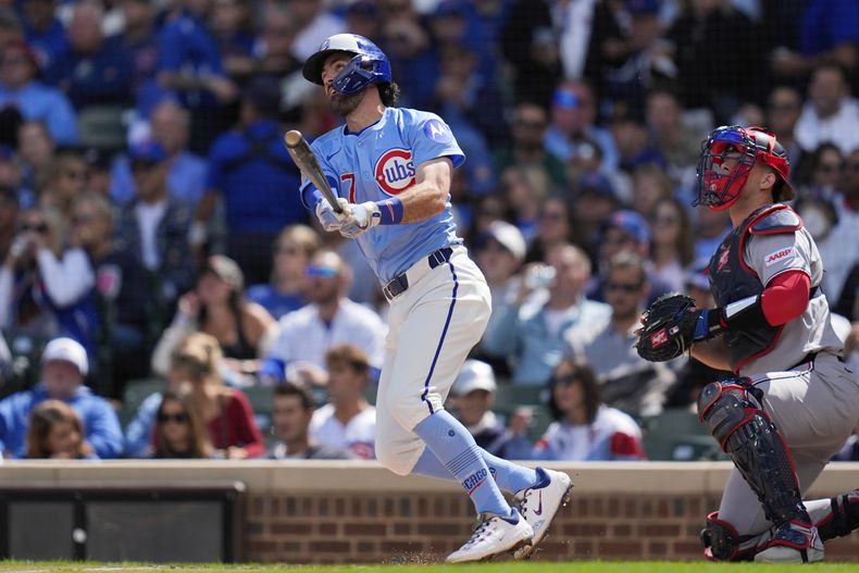 Dansby Swanson de los Cachorros de Chicago batea un jonrón de tres carreras en la primera entrada ante los Nacionales de Washington el viernes 5 de septiembre del 2025. (AP Foto/Erin Hooley)