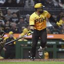 El primera base de los Piratas de Pittsburgh Carlos Santana produce carrera con sencillo en la sexta entrada del partido de béisbol ante los Padres de San Diego, en Pittsburgh, martes 27 de junio de 2023. (AP Foto/Justin Berl)